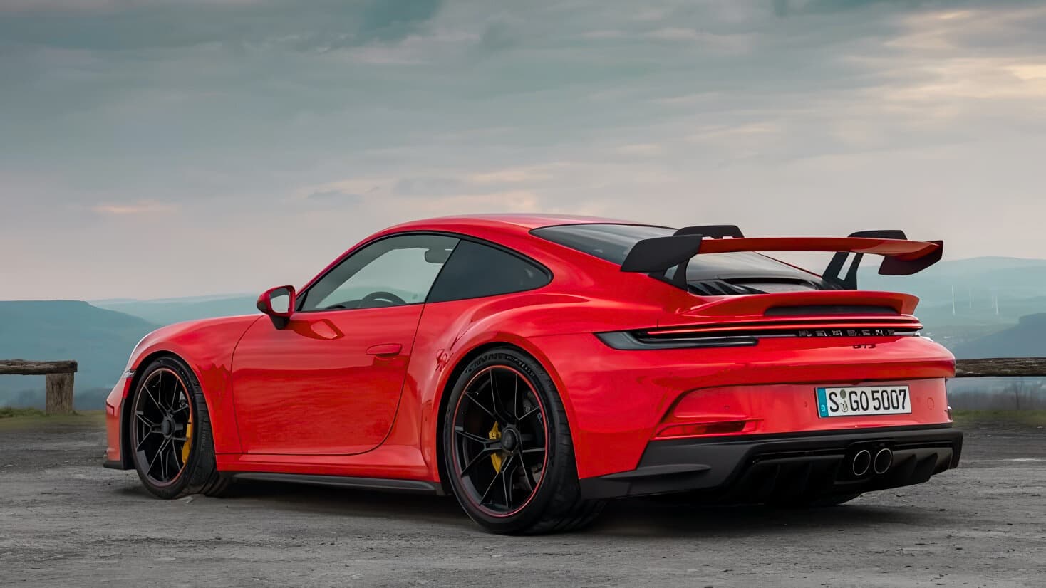 Coupé rojo sobre carretera de montaña